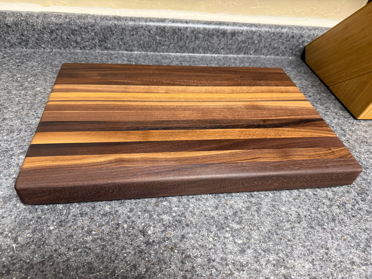 17-1/2"X11-1/2"X1-1/2" Walnut Edge Grain Cutting Board w/Hand Holds on ends of board