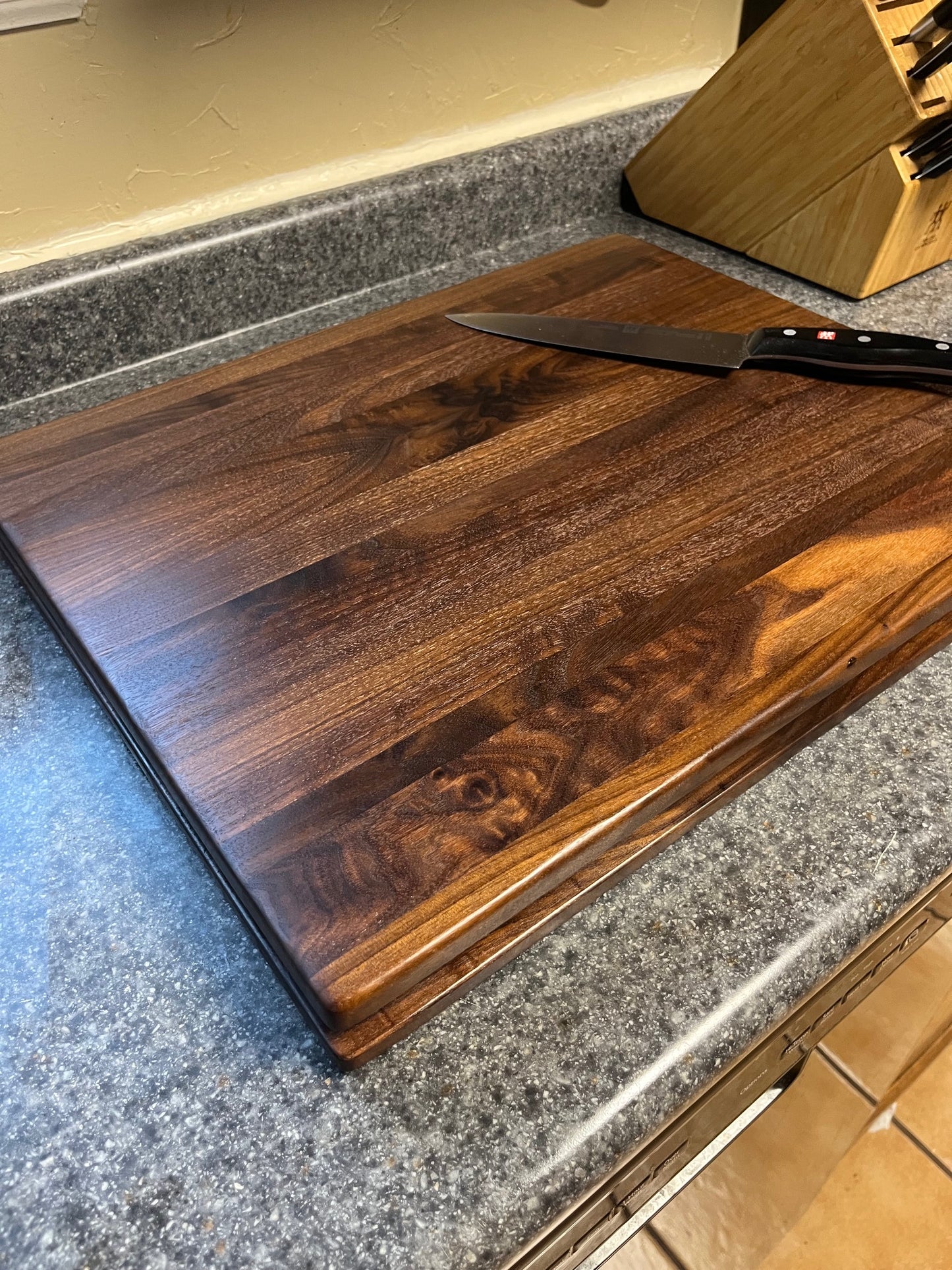 20"X16-1/4"X2" Walnut Edge Grain Cutting Board with unique hand all the way around the edges. No rubber feet.