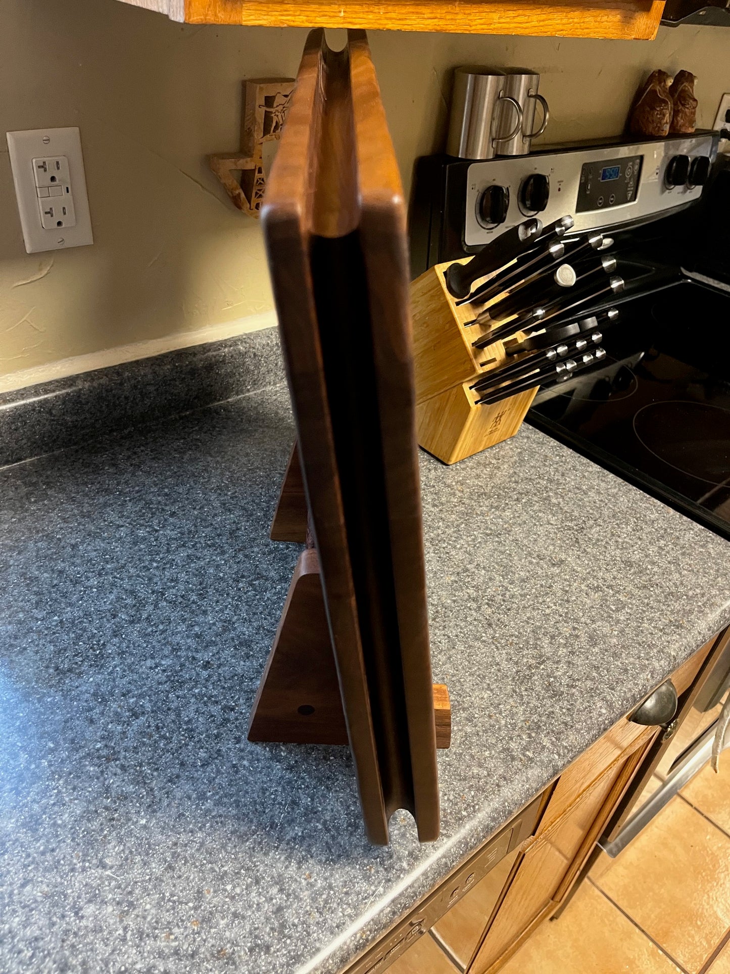 20"X16-1/4"X2" Walnut Edge Grain Cutting Board with unique hand all the way around the edges. No rubber feet.